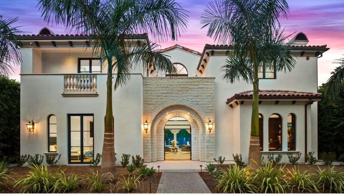 Spanish style entry with arched doorway